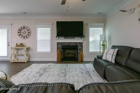 Entry Way - 45 E Bermuda Cir, Clinton, NC 28328 photo 5 of 9