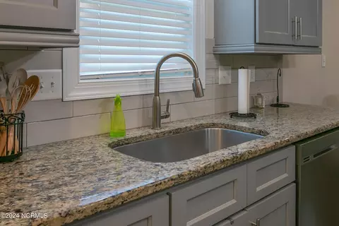 Kitchen - 45 E Bermuda Cir, Clinton, NC 28328 photo 3 of 4