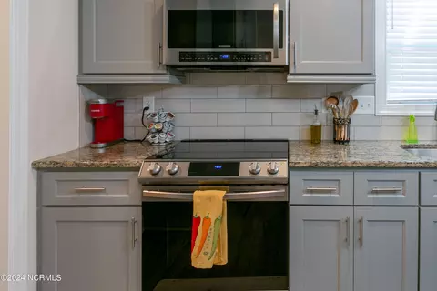 Kitchen - 45 E Bermuda Cir, Clinton, NC 28328 photo 2 of 4