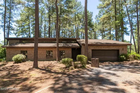 2 S Wrenn Pl, Foxfire Village, NC 27281