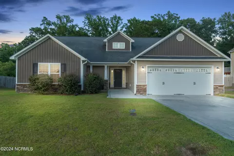 705 Opus Ct, Richlands, NC 28574