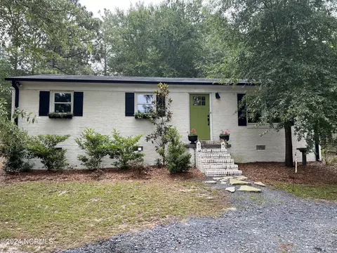 720 N Chapin Rd, Aberdeen, NC 28315