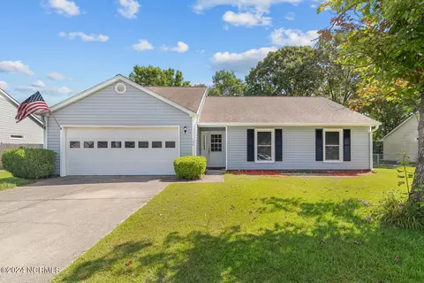 102 Cottage Ln, Jacksonville, NC 28546