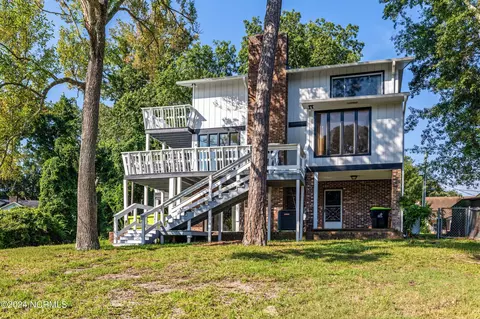 245 Marsh Hen Dr, Wilmington, NC 28409