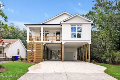 218 NE 55th St, Oak Island, NC 28465