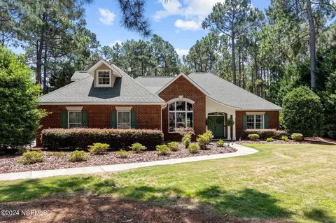 6 E Magnolia Ct, Southern Pines, NC 28387