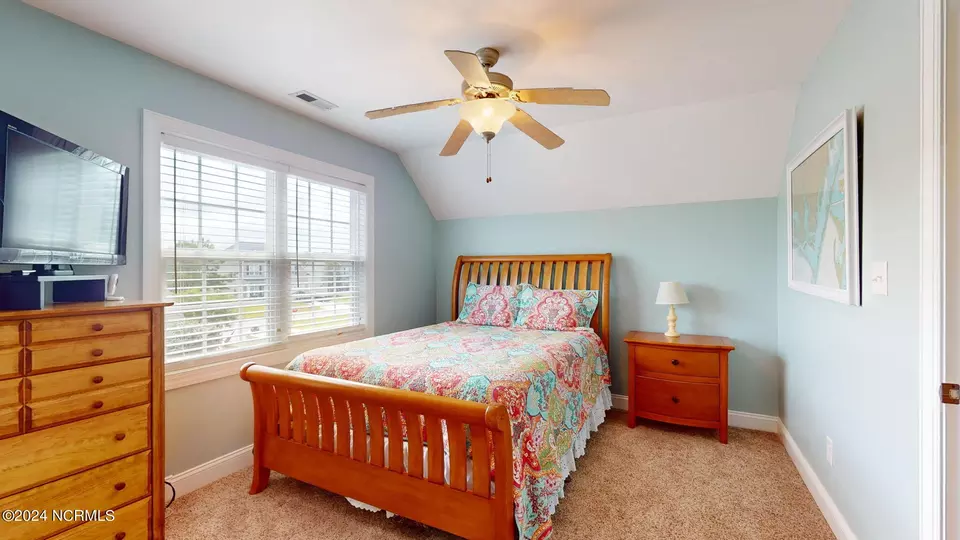 Bedroom - 702 Captains Pt, Beaufort, NC 28516 photo 6 of 7
