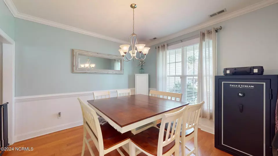 Dining - 702 Captains Pt, Beaufort, NC 28516 photo 3 of 3