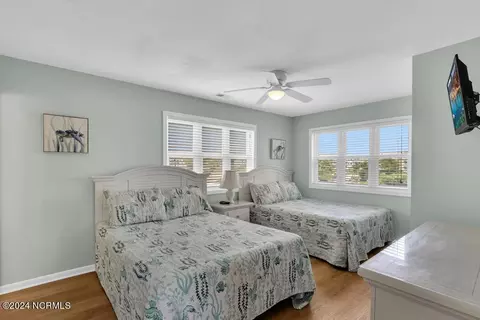 Bedroom - 9259 Ocean Dr E, Emerald Isle, NC 28594 photo 4 of 10