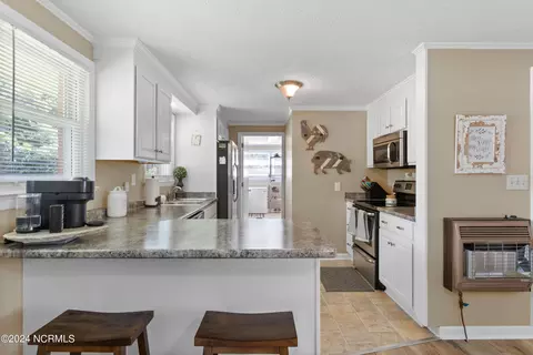 Kitchen - 406 E Murphy St, Wallace, NC 28466 photo 1 of 3