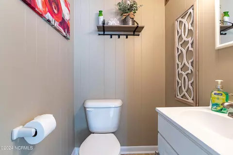 Bath - 406 E Murphy St, Wallace, NC 28466 photo 1 of 3