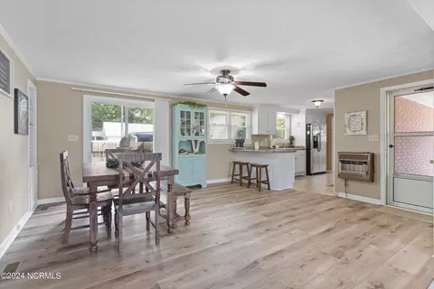 Dining - 406 E Murphy St, Wallace, NC 28466 photo 1 of 3