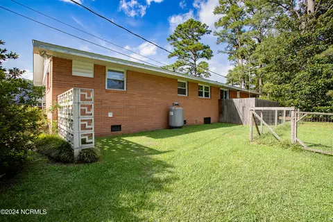 Exterior - 406 E Murphy St, Wallace, NC 28466 photo 4 of 4