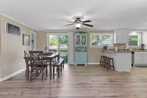 Dining - 406 E Murphy St, Wallace, NC 28466 photo 2 of 3