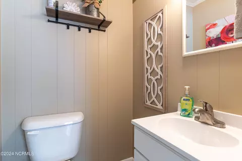 Bath - 406 E Murphy St, Wallace, NC 28466 photo 2 of 3
