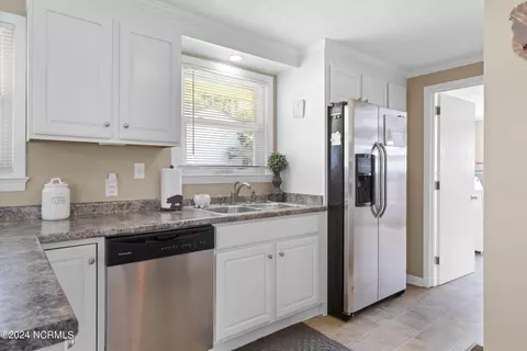 Kitchen - 406 E Murphy St, Wallace, NC 28466 photo 2 of 3