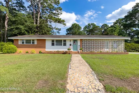 406 E Murphy St, Wallace, NC 28466