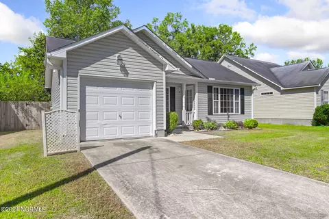 608 Mattocks Ave, Maysville, NC 28555