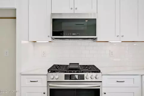 Kitchen - 495 Grandview Dr, Hampstead, NC 28443 photo 5 of 7