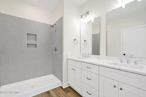 Bath - 495 Grandview Dr, Hampstead, NC 28443 photo 3 of 4