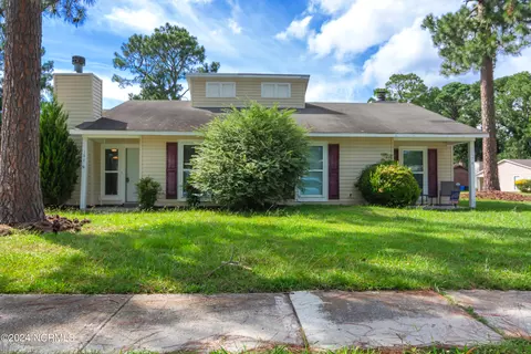 180 Village Cir, Jacksonville, NC 28546