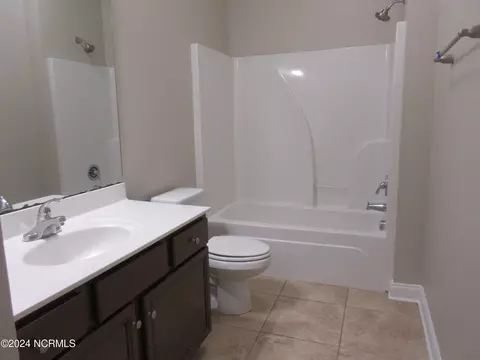 Bath - 420 Wolfe Ln, Hubert, NC 28539 photo 5 of 9