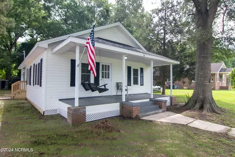 34 N Charlotte St, Watha, NC 28478
