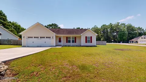 300 Brinley Pl, Maple Hill, NC 28454