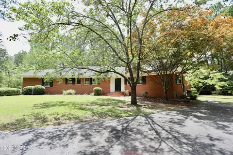 225 Arbutus Rd, Southern Pines, NC 28387