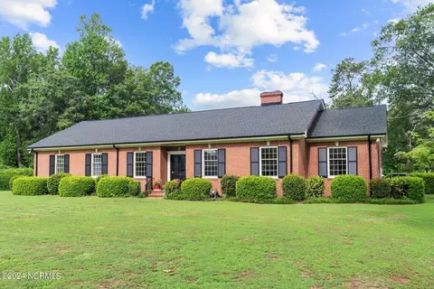 1302 Greenbriar Rd, Kinston, NC 28501