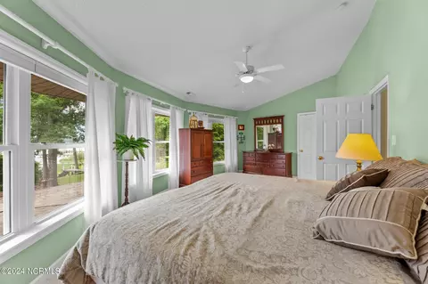 Bedroom - 812 Treasure Point Rd, Bath, NC 27808 photo 9 of 11