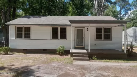 800 Candlewood Dr, Kinston, NC 28501