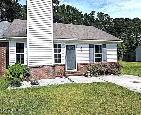 208 Live Oak Ct, Midway Park, NC 28544