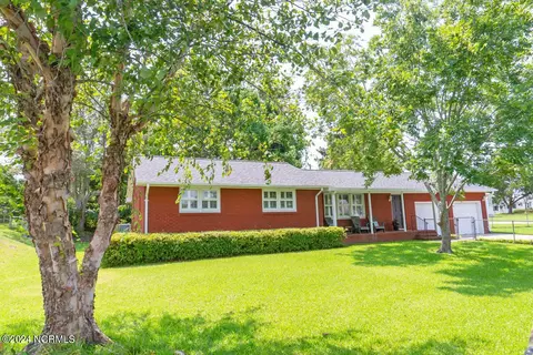 612 Shore Dr, Swansboro, NC 28584