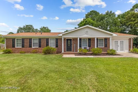 26 Heritage Dr, Jacksonville, NC 28540