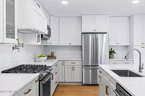 Kitchen - 222 Hickory Ln, Hampstead, NC 28443 photo 10 of 11