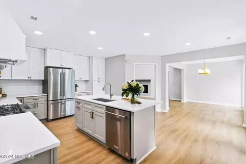Kitchen - 222 Hickory Ln, Hampstead, NC 28443 photo 8 of 11