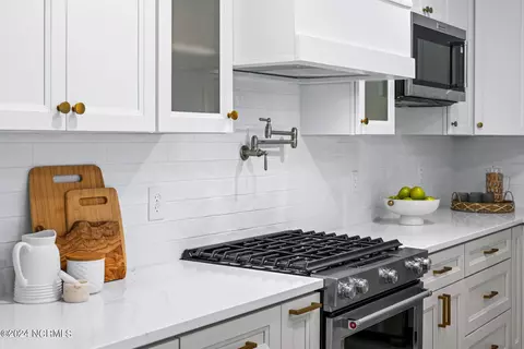 Kitchen - 222 Hickory Ln, Hampstead, NC 28443 photo 11 of 11