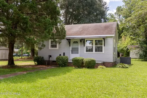512 E Cliff St, Wallace, NC 28466