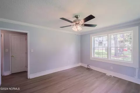 512 E Cliff St, Wallace, NC 28466 photo 3