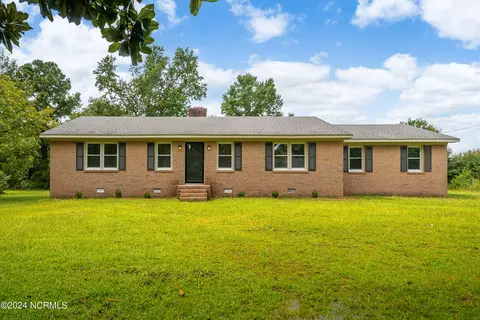 702 Hugo Rd, Kinston, NC 28501