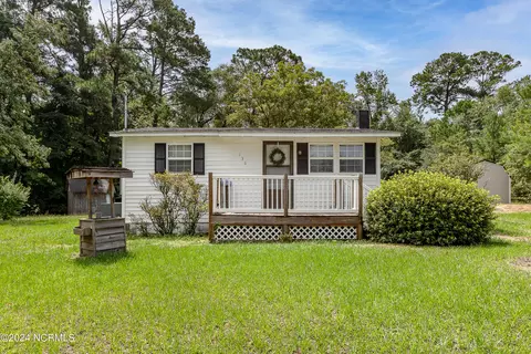 136 Floyd Pond Ln, Richlands, NC 28574