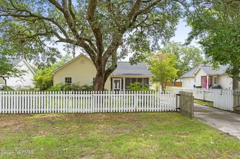 128 NE 14th St, Oak Island, NC 28465