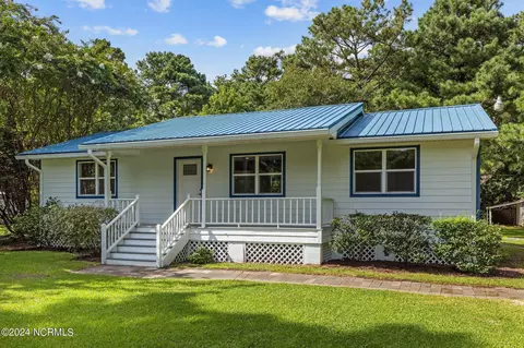 122 Riverside Dr, Beaufort, NC 28516