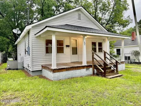 408 Roberson St, Williamston, NC 27892 photo 2