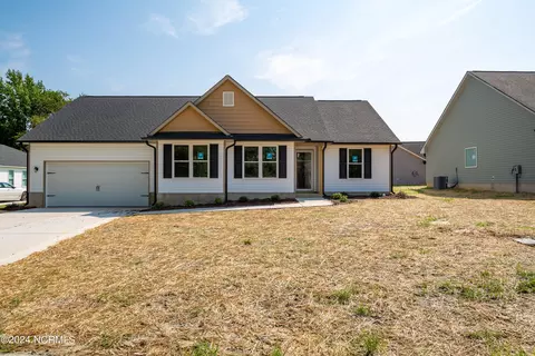102 Dixie Cir, Clinton, NC 28328
