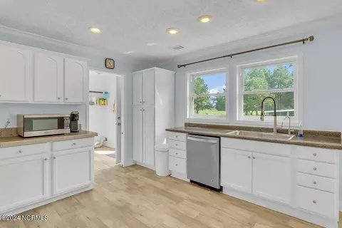 Kitchen - 116 Patsy Ln, Hubert, NC 28539 photo 5 of 6