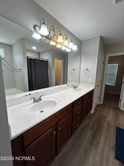 Bath - 307 Moray Ct, Hubert, NC 28539 photo 3 of 5