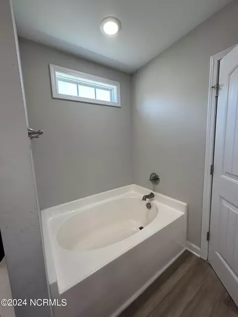 Bath - 307 Moray Ct, Hubert, NC 28539 photo 4 of 5