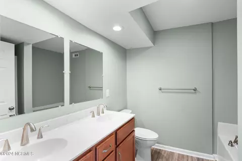 Bath - 9112 Riverview Dr, New Bern, NC 28560 photo 2 of 5